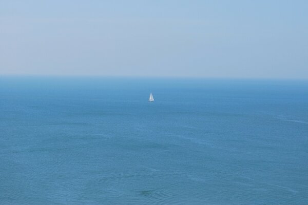 Schiff auf hoher See. Blauer Hintergrund