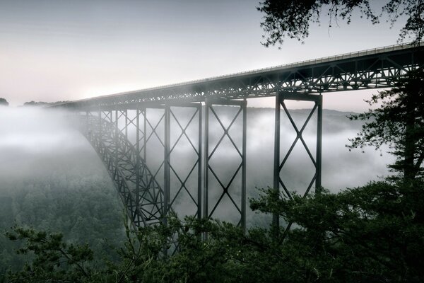 Brücke im dichten Nebel