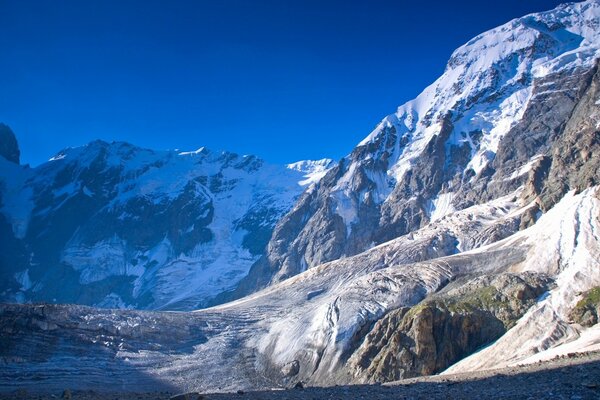 Winterberge, Schnee in der Sonne reflektiert