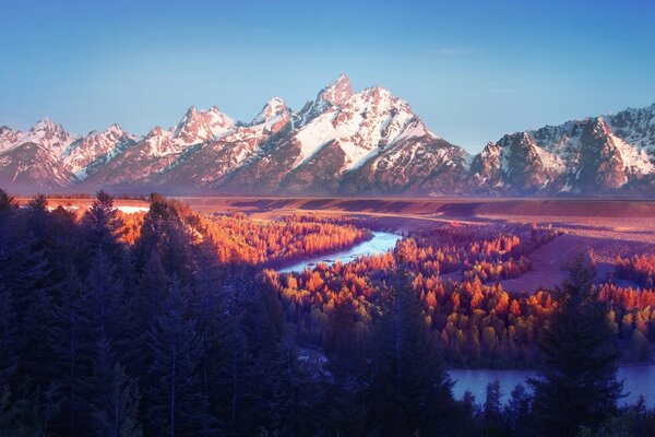 Schnee und Berge. Flüsse und Teiche