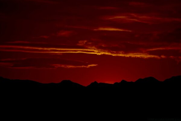 In den Abenddämmerung des roten Sonnenuntergangs
