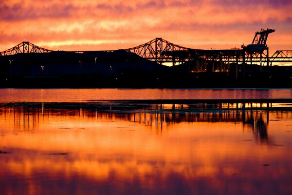 Roter Sonnenuntergang im Wasser reflektiert