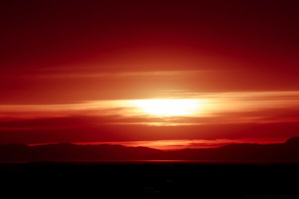 Schöner Sonnenuntergang am Abendhimmel