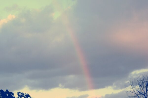 Regenbogen auf dem Hintergrund des bewölkten Herbsthimmels