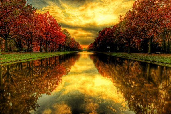 Spiegelt den Himmel im Wasser im Herbstpark wider