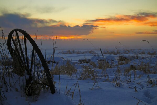 Winter Sonnenuntergang. Die Wassermühle ist im Wasser eingefroren