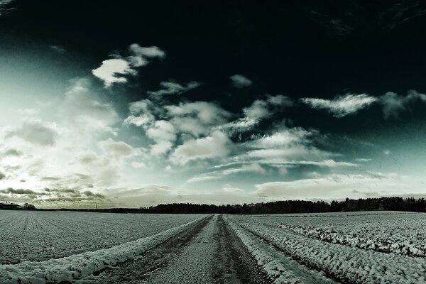 Eine verlassene Straße. Winterlandschaft