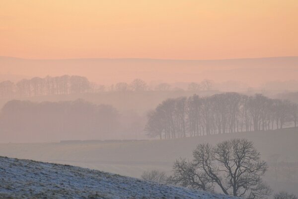 Schöne Aussicht von den Bergen im Nebel