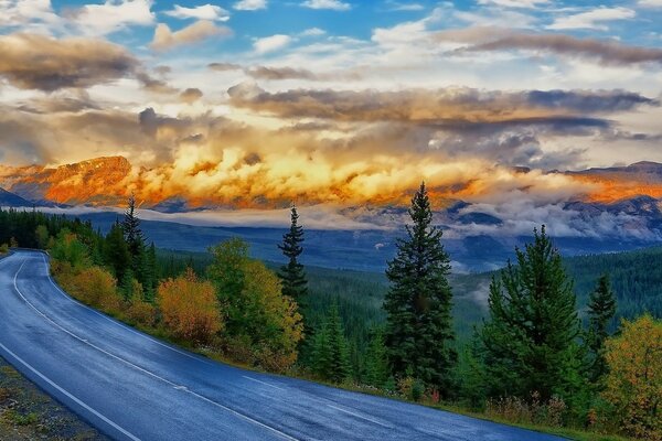 Malerische Aussicht auf die Bergstraße und den Himmel