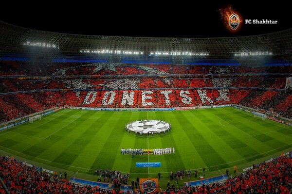 Stadion während eines Fußballspiels. Fußballfans. Unterstützung von den Fans