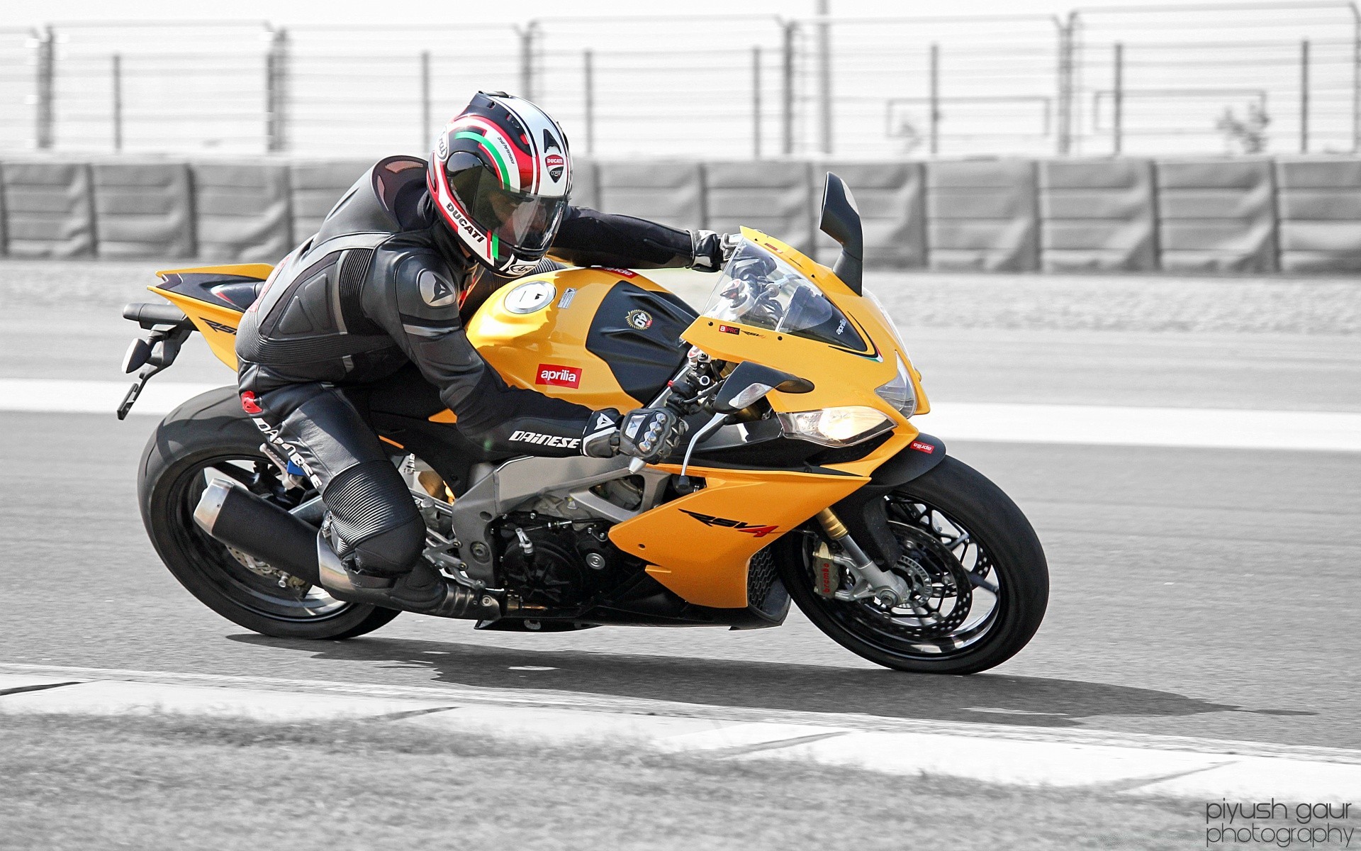 sport rennen track fahrrad beeilen sie sich schnell fahren fahrer turnier maschine rennfahrer diagramm macht nervenkitzel prestige auto meisterschaft kreis reifen bei teamwork