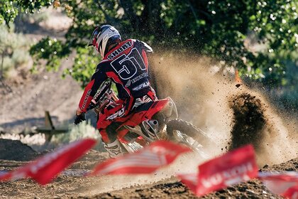 Motocross auf unebenem Gelände. Schleudern
