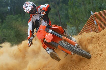 Motocross im Gelände. Sandkammern