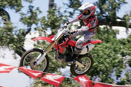 Rennfahrer fährt mit dem Fahrrad über die Fahnen