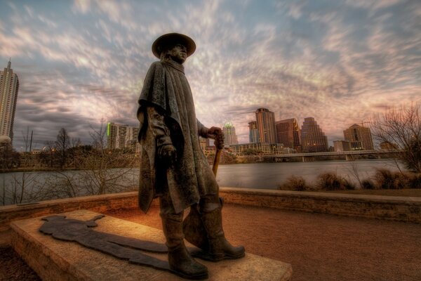 Eine Statue eines Mannes auf einem schönen Himmelshintergrund