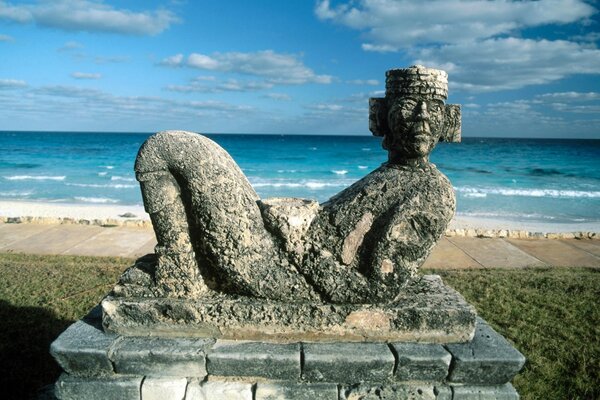 Interessantes Denkmal am Meer