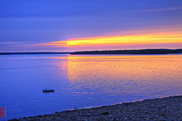 Reflexion des Sonnenuntergangs im Wasserraum des Meeres