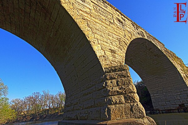 Clements Steinbogen der Brücke