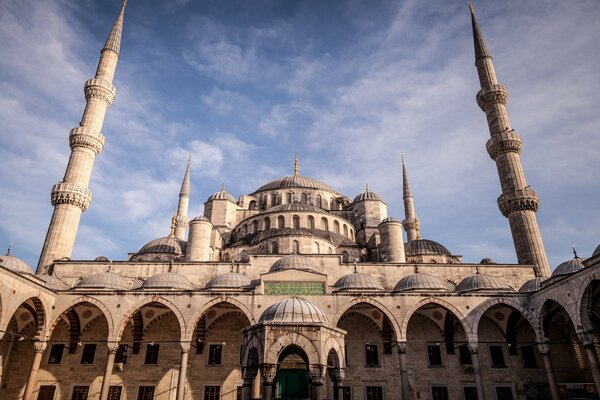 Die Kathedrale ist wie das Taj Mahal, aber größer und länger