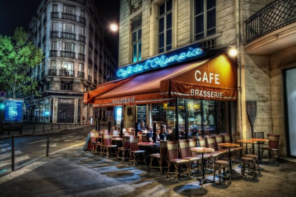 Restaurant in der Nacht mit Kunden