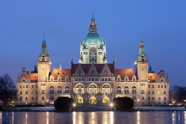 Nachtstadt im Hintergrund der europäischen Architektur