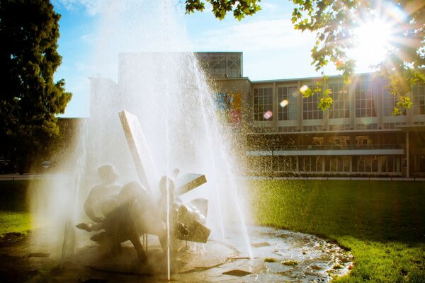 Schöner Brunnen am Herbstmorgen