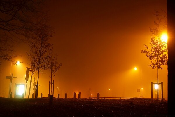 Nebliger Abend in einer leeren Stadt