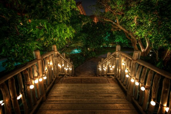 Romantische Brücke mit Taschenlampen in der Nacht