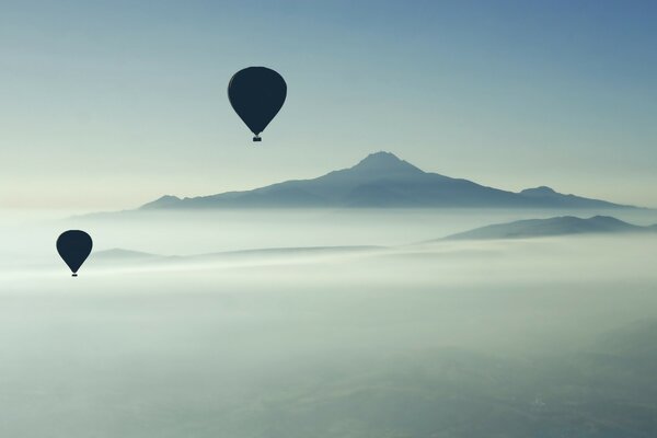 Zwei fliegende Ballons am Himmel